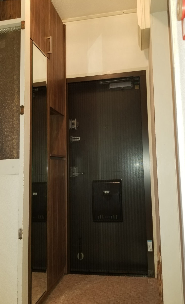   玄関収納、収納物に合わせた物を設置しスッキリ収納!!