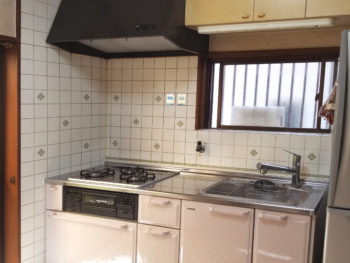 タイルを残しカウンターのみ取替、ホーローで腐る心配もなく安心です。