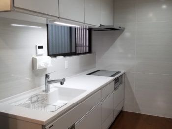 キッチンは白を基調に、建具は既存の類似色で統一感のあるシンプルかつ大胆に