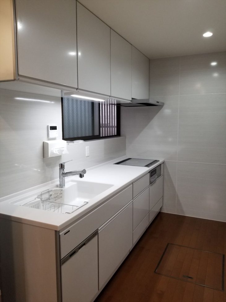   キッチンは白を基調に、建具は既存の類似色で統一感のあるシンプルかつ大胆に