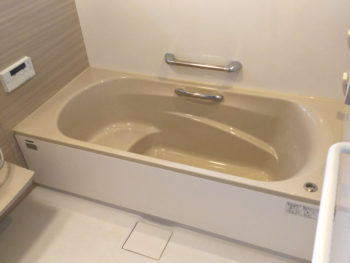 在来工法のお風呂からシステムバスへ。半身浴もでき、ゆったりとお風呂を楽しめます。