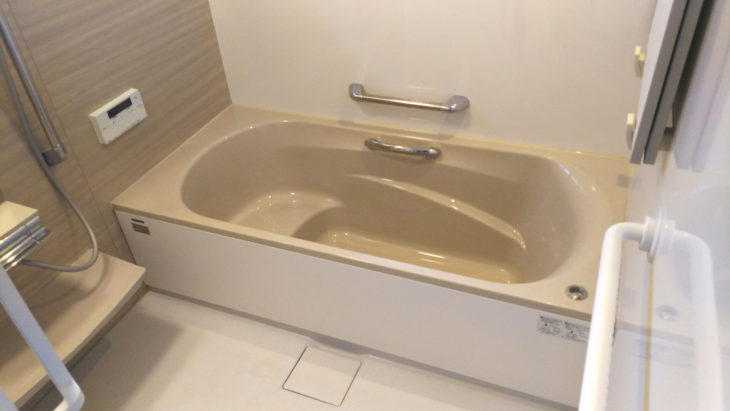   在来工法のお風呂からシステムバスへ。半身浴もでき、ゆったりとお風呂を楽しめます。