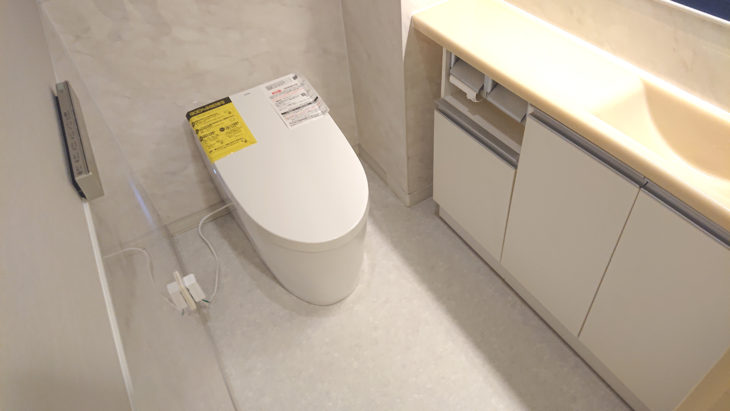   空間がすっきりと広く　タンクレストイレへ取替工事です。