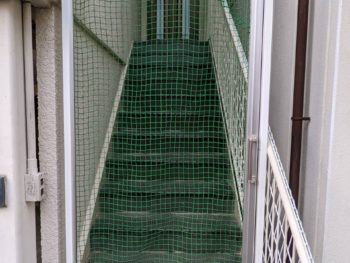 神戸市中央区　ネコ避けフェンス取付工事
