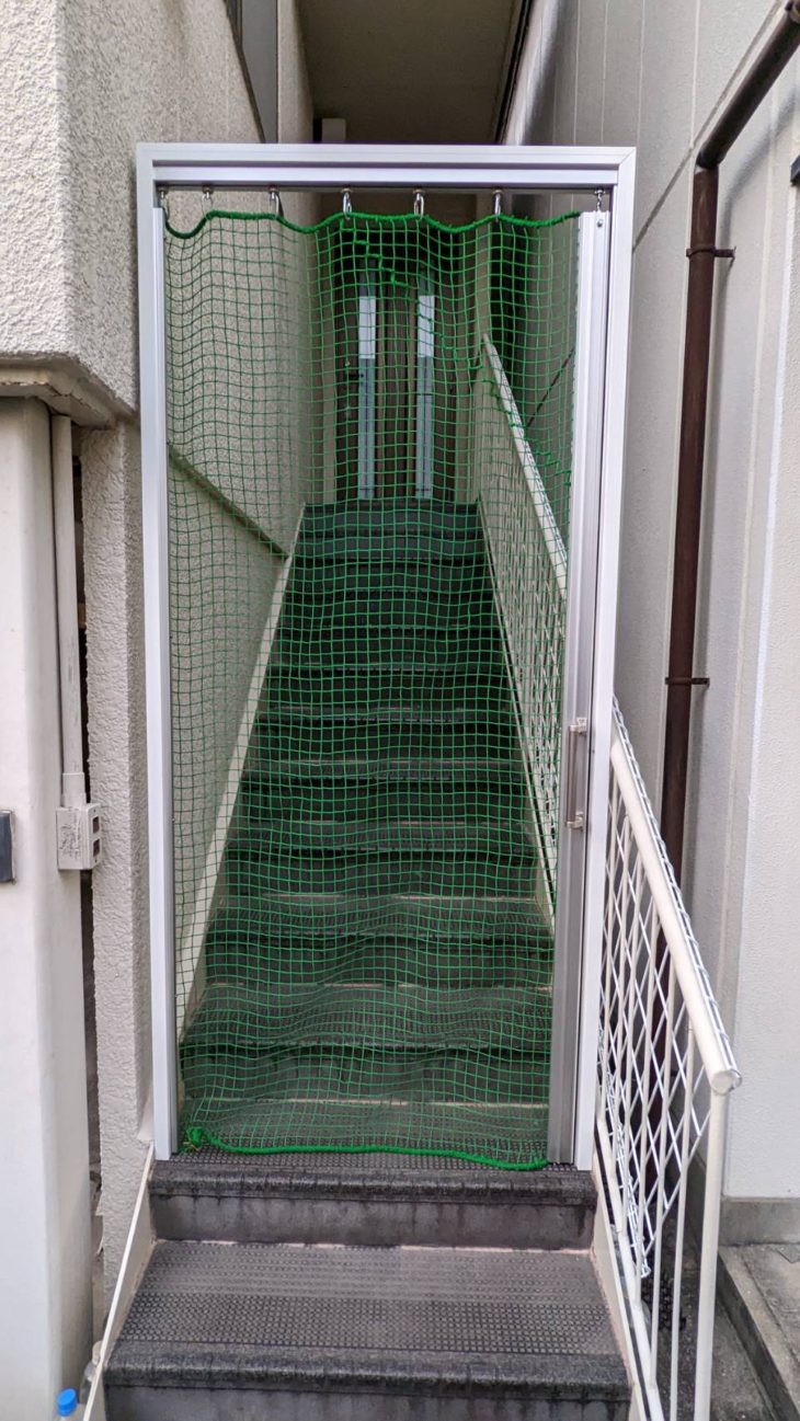   神戸市中央区　ネコ避けフェンス取付工事