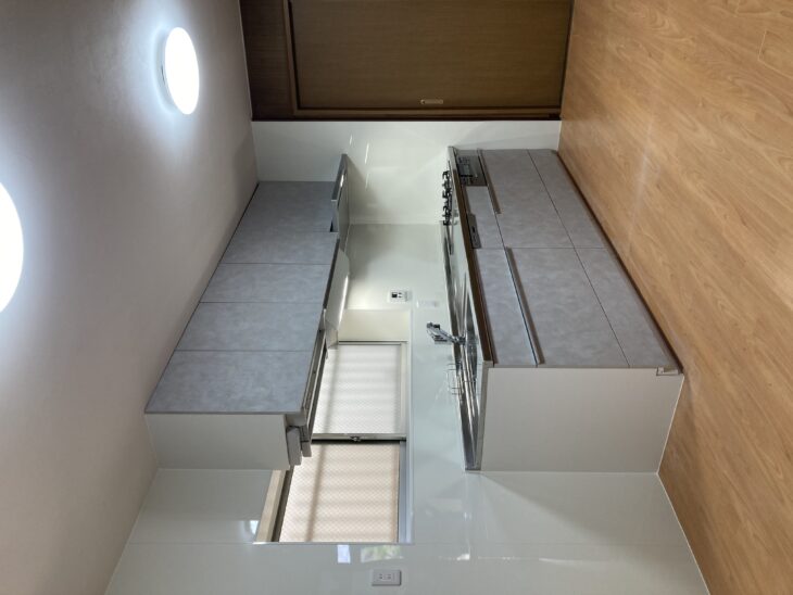   タイル張りの昔ながらのキッチンから、洗練されたシステムキッチンへ